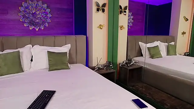 LoraDevine online show from 10-25-25, 07:52