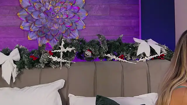 Snapshot of LoraDevine chatting on 12-15-25, 08:35 LoraDevine online show from 12-15-25, 08:35