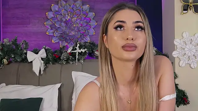 Snapshot of LoraDevine chatting on 12-19-25, 08:38 LoraDevine online show from 12-19-25, 08:38