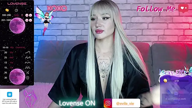 Snapshot of Eva_Evile chatting on 12-22-24, 11:44 Eva Evile online show from 12-22-24, 11:44