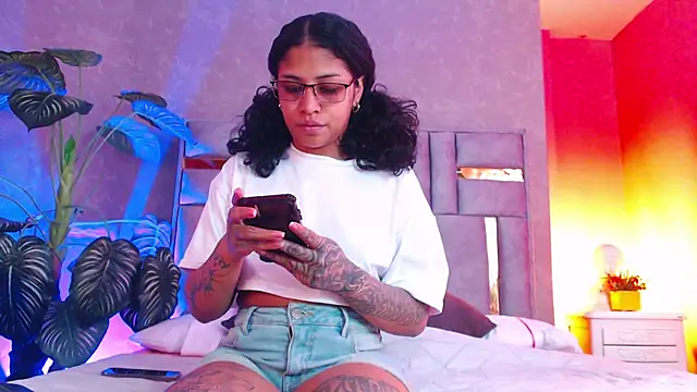 Snapshot of JuliaRose_ks chatting on 12-22-25, 01:41 JuliaRose ks online show from 12-22-25, 01:41