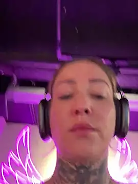 Snapshot of ElenaHaze chatting on 12-06-24, 08:59 ElenaHaze online show from 12-06-24, 08:59