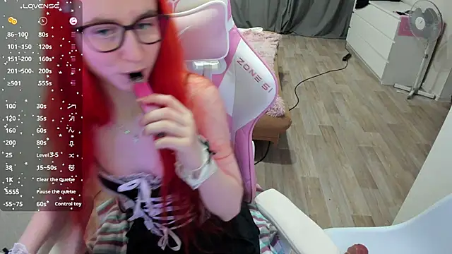 Snapshot of Malina_Lovely chatting on 10-27-25, 08:35 Malina Lovely online show from 10-27-25, 08:35