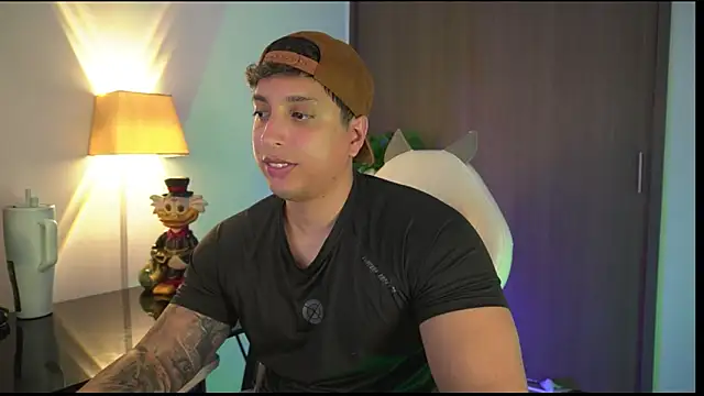 Snapshot of appolo_allen chatting on 11-06-25, 02:34 appolo allen online show from 11-06-25, 02:34