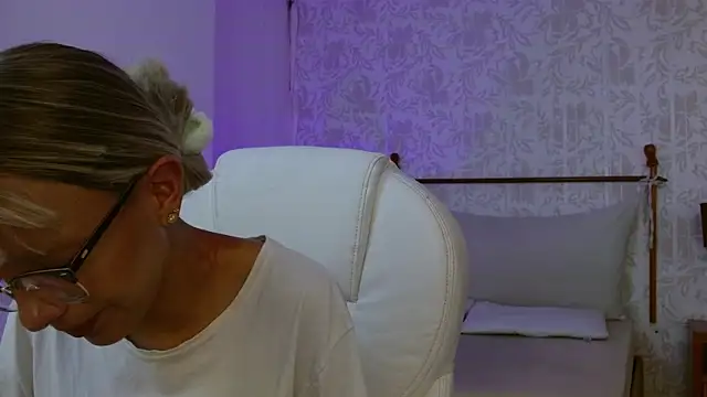 peyton golden1 online show from 11-30-25, 03:43