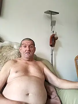 Snapshot of Lutzi1 chatting on 10-22-25, 02:28 Lutzi1 online show from 10-22-25, 02:28