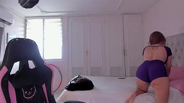 Snapshot of SweetJennaa chatting on 10-24-25, 06:26 SweetJennaa online show from 10-24-25, 06:26