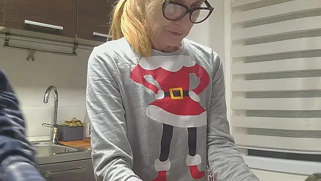 Snapshot of couplemilf2 chatting on 11-23-25, 04:40 couplemilf2 online show from 11-23-25, 04:40