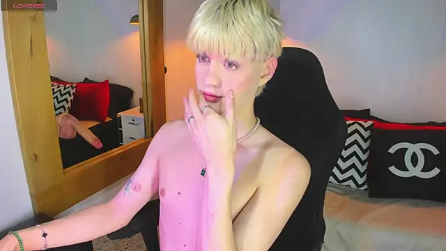 Snapshot of VladHellsing4 chatting on 02-04-26, 02:23 VladHellsing4 online show from 02-04-26, 02:23