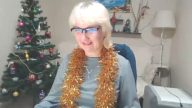 Snapshot of FleurMays chatting on 12-22-24, 01:33 FleurMays online show from 12-22-24, 01:33