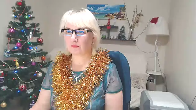 Snapshot of FleurMays chatting on 12-28-24, 11:41 FleurMays online show from 12-28-24, 11:41