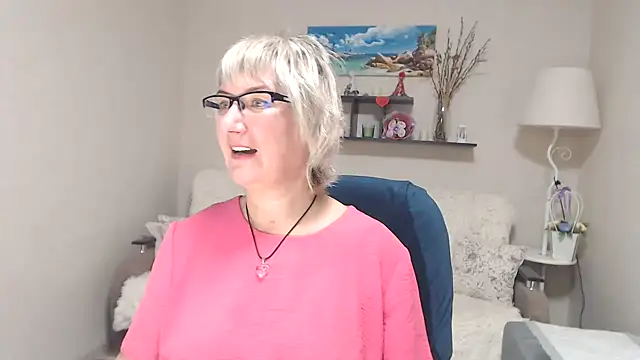 Snapshot of FleurMays chatting on 10-11-25, 05:17 FleurMays online show from 10-11-25, 05:17