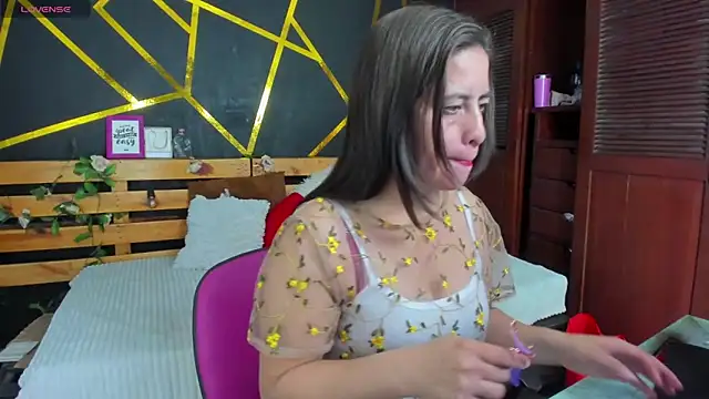 Snapshot of kathina_giraldo chatting on 10-20-25, 01:00 kathina giraldo online show from 10-20-25, 01:00