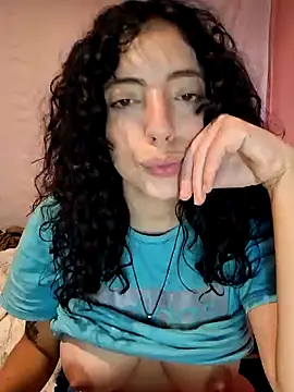 Snapshot of Sweet-diamondxxx chatting on 10-23-25, 05:33 Sweet-diamondxxx online show from 10-23-25, 05:33