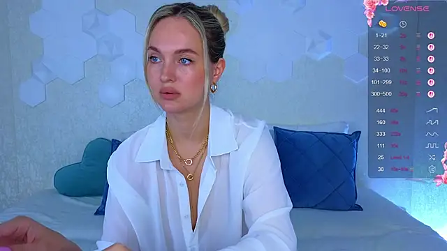 Snapshot of Lynna_Sparks chatting on 09-11-25, 03:39 Lynna Sparks online show from 09-11-25, 03:39