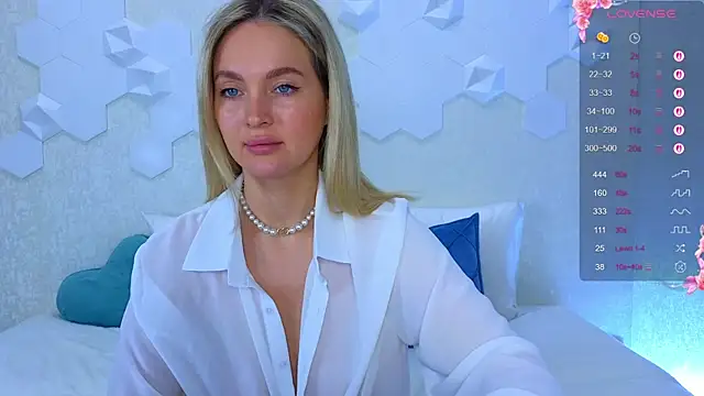 Snapshot of Lynna_Sparks chatting on 10-02-25, 02:18 Lynna Sparks online show from 10-02-25, 02:18