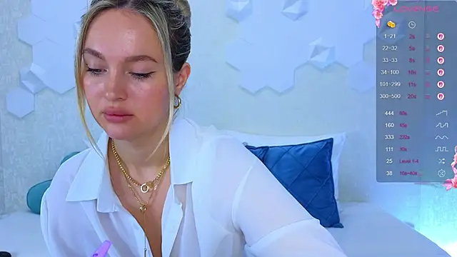 Snapshot of Lynna_Sparks chatting on 10-10-25, 02:43 Lynna Sparks online show from 10-10-25, 02:43