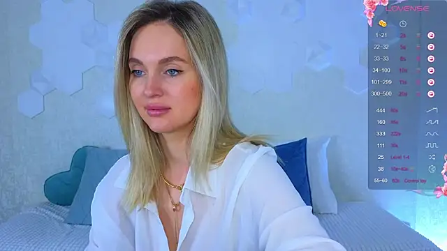 Snapshot of Lynna_Sparks chatting on 11-18-25, 02:17 Lynna Sparks online show from 11-18-25, 02:17