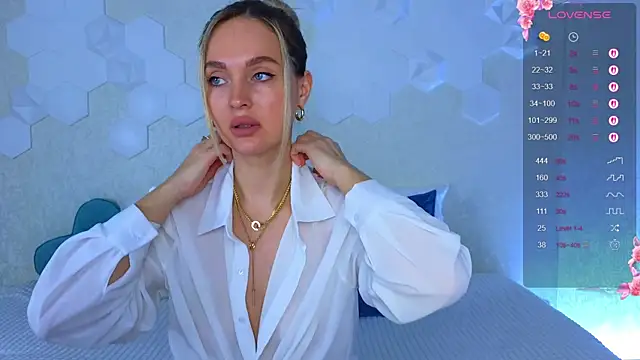 Snapshot of Lynna_Sparks chatting on 11-19-25, 02:44 Lynna Sparks online show from 11-19-25, 02:44