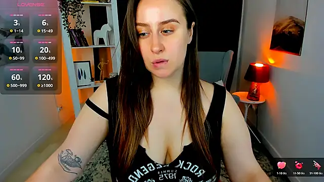 Snapshot of Lattea chatting on 10-18-25, 04:19 Lattea online show from 10-18-25, 04:19