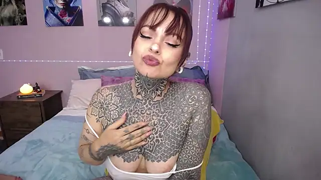 Snapshot of LolaRouse chatting on 10-29-25, 05:47 LolaRouse online show from 10-29-25, 05:47