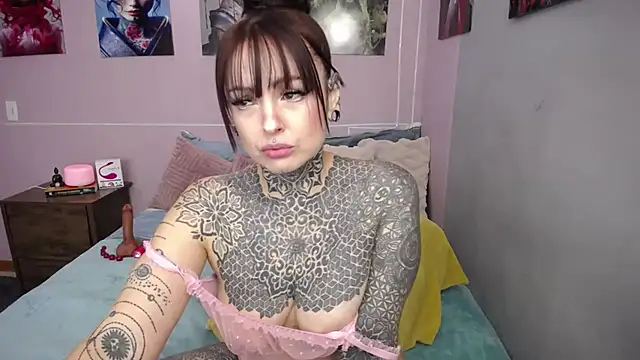 Snapshot of LolaRouse chatting on 01-12-26, 08:47 LolaRouse online show from 01-12-26, 08:47