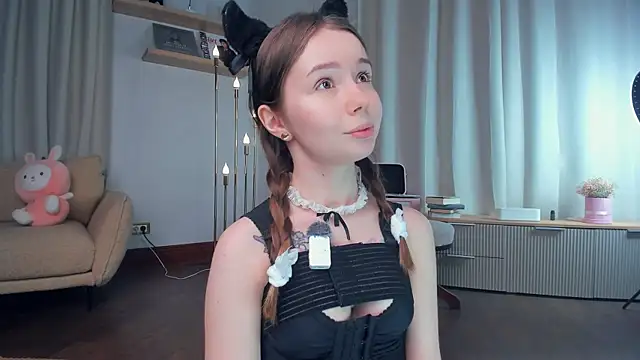 Snapshot of DominikaElis chatting on 04-21-26, 01:42 DominikaElis online show from 04-21-26, 01:42