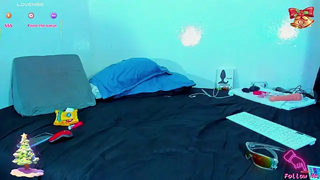 Piggy Eddy online show from 12-23-25, 01:47