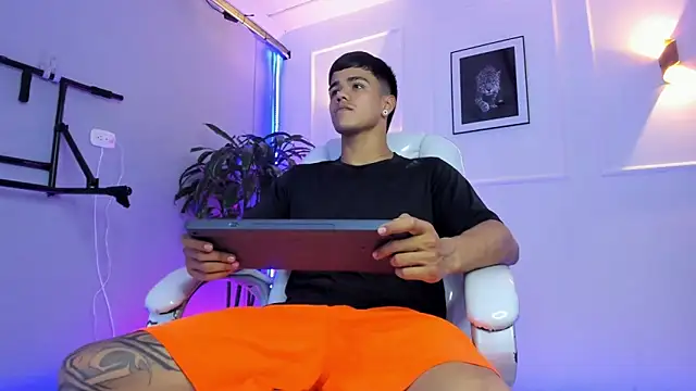 Rob saenz  online show from 11-12-25, 04:18