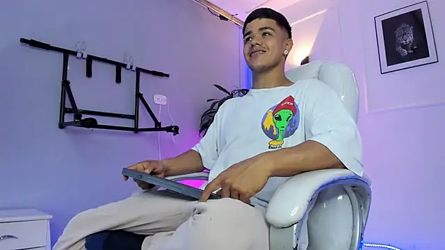 Rob saenz  online show from 11-20-25, 01:33