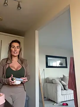 UKSYDNEYFOX online show from 02-24-25, 05:09