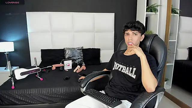 Snapshot of Santy_carrington chatting on 12-05-24, 08:22 Santy carrington online show from 12-05-24, 08:22