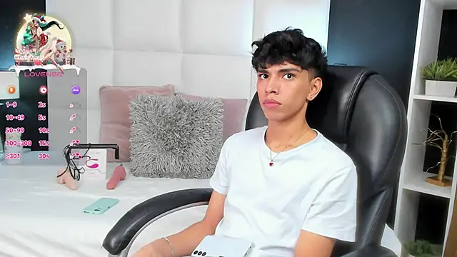 Snapshot of Santy_carrington chatting on 12-27-24, 10:16 Santy carrington online show from 12-27-24, 10:16