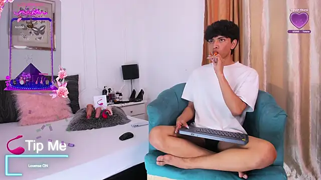 Snapshot of Santy_carrington chatting on 02-05-25, 08:35 Santy carrington online show from 02-05-25, 08:35