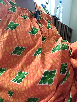 Snapshot of Tamil--Rani chatting on 02-06-25, 09:53 Tamil--Rani online show from 02-06-25, 09:53