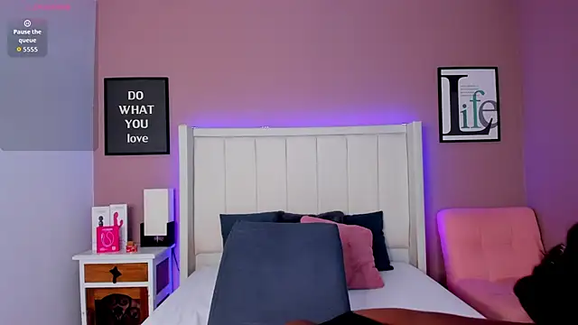 Britanymooree online show from 10-23-25, 07:56