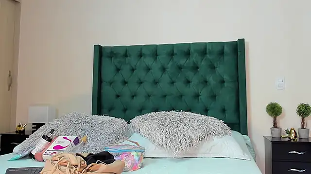 Snapshot of Orianaa_Kade chatting on 12-05-24, 01:49 Orianaa Kade online show from 12-05-24, 01:49