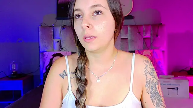 Snapshot of AmbarHills_1 chatting on 10-29-25, 11:34 AmbarHills 1 online show from 10-29-25, 11:34