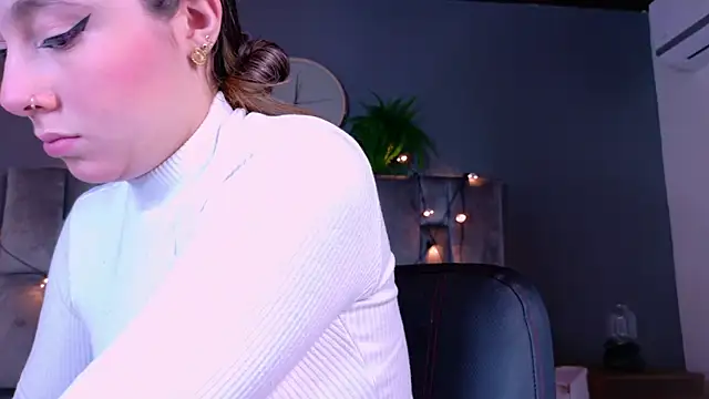 Snapshot of AmbarHills_1 chatting on 11-11-25, 11:32 AmbarHills 1 online show from 11-11-25, 11:32