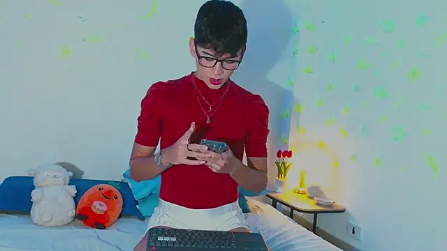 Snapshot of arnold_laurent_ chatting on 03-18-25, 07:42 arnold laurent online show from 03-18-25, 07:42