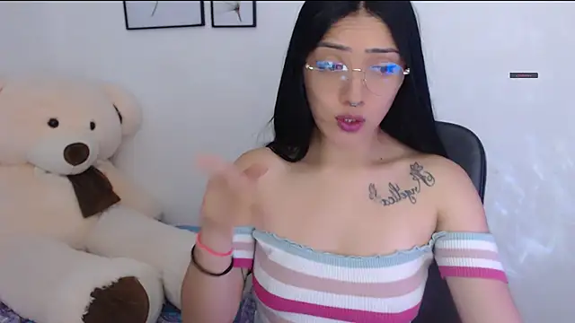 Snapshot of Suzanne_abbey chatting on 10-12-25, 10:31 Suzanne abbey online show from 10-12-25, 10:31