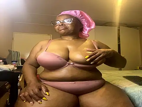 Snapshot of Nomthie chatting on 11-12-25, 02:34 Nomthie online show from 11-12-25, 02:34