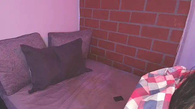 AmyW0w online show from 12-14-25, 05:51