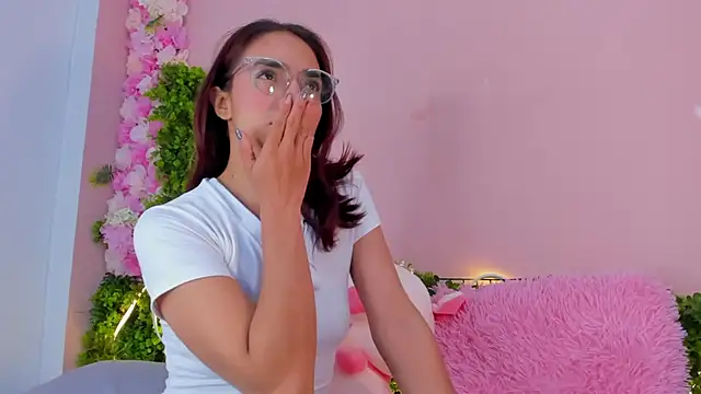 Snapshot of Scarlet_Red_ chatting on 03-08-25, 12:09 Scarlet Red online show from 03-08-25, 12:09