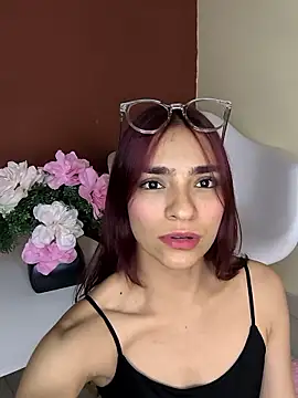 Snapshot of Scarlet_Red_ chatting on 10-07-25, 02:25 Scarlet Red online show from 10-07-25, 02:25