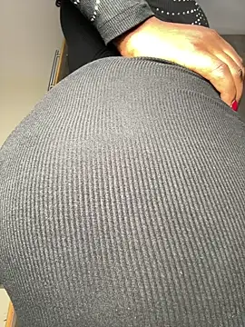 Snapshot of Hugemassivebootie chatting on 07-12-26, 06:10 Hugemassivebootie online show from 07-12-26, 06:10