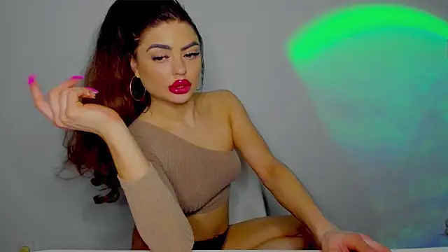 Snapshot of aishahottie chatting on 12-12-24, 02:48 aishahottie online show from 12-12-24, 02:48