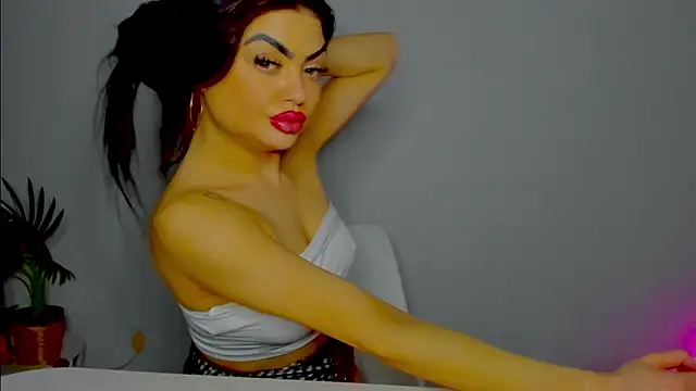 Snapshot of aishahottie chatting on 12-14-24, 02:12 aishahottie online show from 12-14-24, 02:12