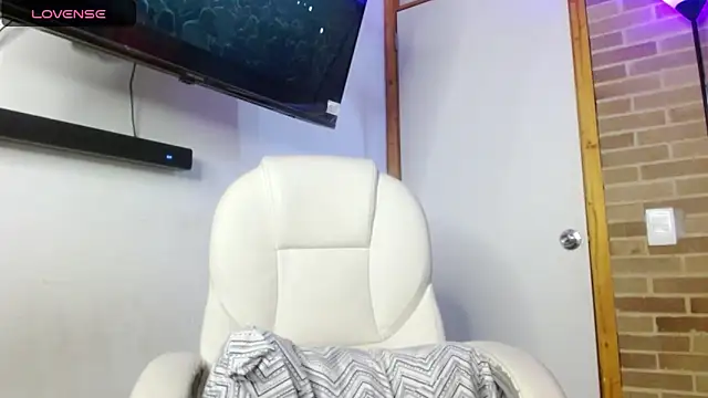 Snapshot of helenacyruss chatting on 11-22-25, 02:27 helenacyruss online show from 11-22-25, 02:27