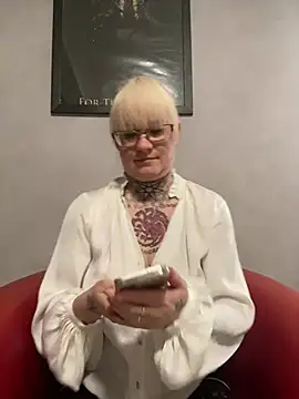 Snapshot of poussichienne chatting on 02-18-25, 02:06 poussichienne online show from 02-18-25, 02:06